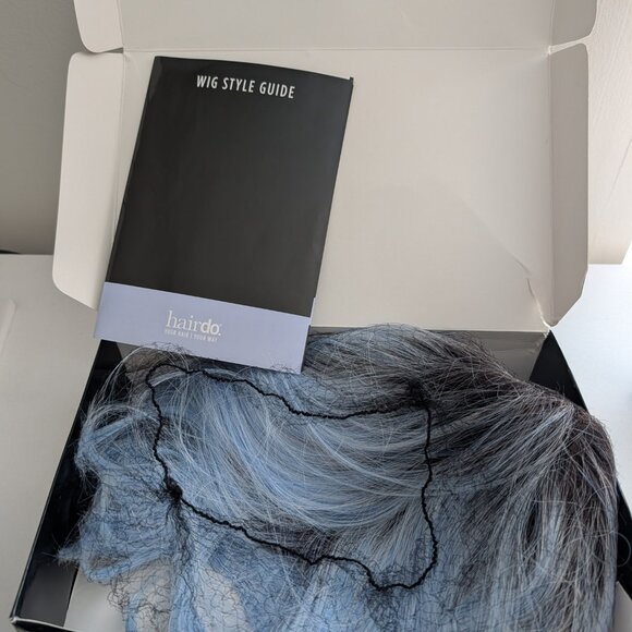 Hairdo Out of the Blue Blue Ombre Bob Wig New with Tags Open Box Heat Friendly - Picture 8 of 14